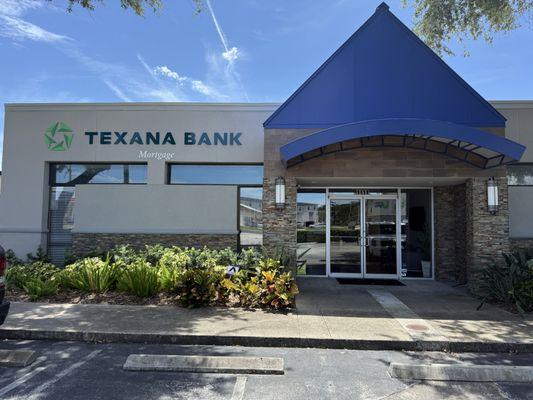 Storefront parking availability from Beach Blvd