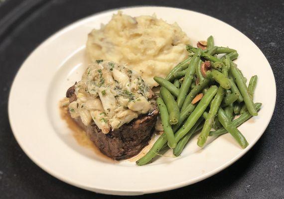 Filet Oscar, 8oz filet topped with lump crabmeat and lemon butter