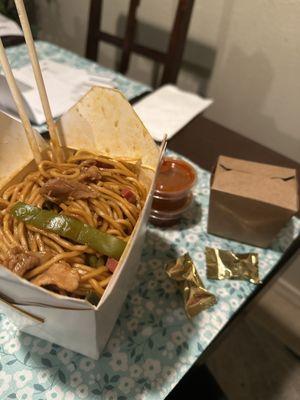 Medium Bowl (32oz) comes with small white rice.