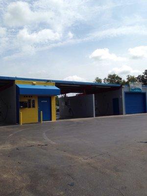 Office with 2 wash bays on each side