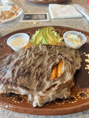 Enchiladas de Queso con carne cecina, frijoles negros, lechuga, aguacate, y crema