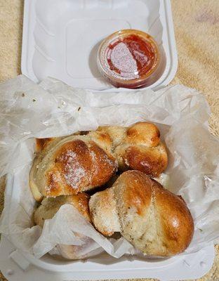 Garlic knots 5ct with marinara ($3.99)