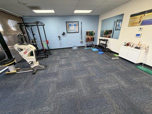 A private rehab gym where every session is guided 1-on-1: just you and your therapist.