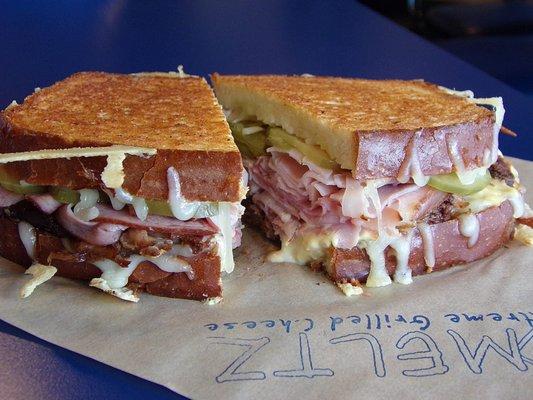 CUBANO
Swiss, Mojo-Basted Pork Shoulder, Dill Pickle, Applewood-Smoked Ham, Roast Garlic, Dijonaise