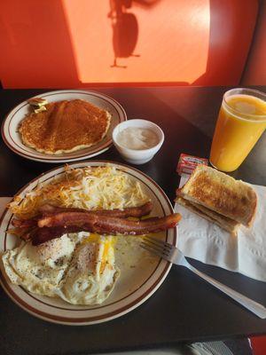 Best bacon n eggs and pancakes you'll find anywhere in ND