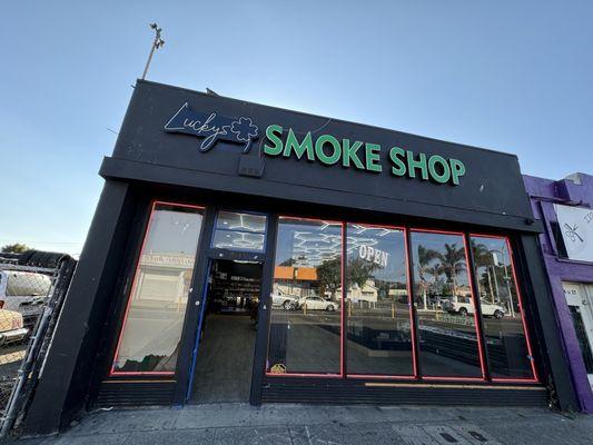 Lucky’s Smoke Shop