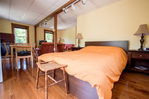 Crawford room queen bed