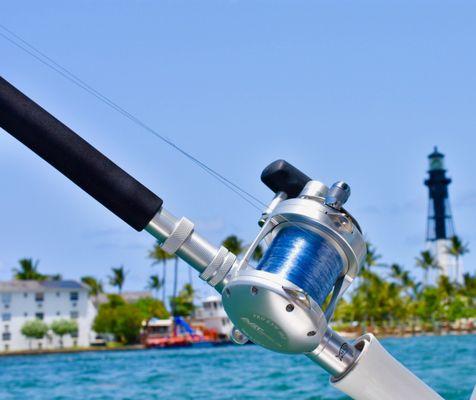 Avet EXW 30/2 Lever Drag Big Game Reel mounted on an Aftco straight butt for RENT!