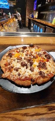 Sausage and pepper pizza. Excellent.