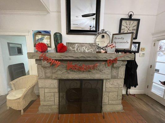 Fireplace in the middle of the salon