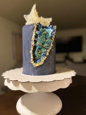 Geode cake : 6inches 4layers chocolate cake
Frosting : Buttercream
Topper: Rice paper