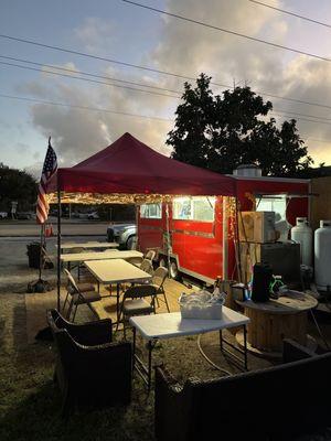Food truck qué sirve la Comunidad de Fort Lauderdale, comida Venezolana, hamburguesas Hotdog, arepas Empanadas y todo el contenido del menú