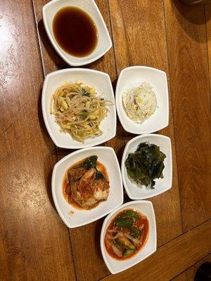 Side dishes and sauce for the pancake