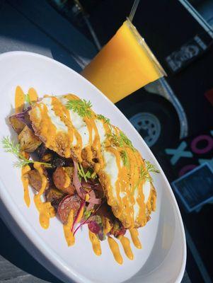 "Hash Bowl" roots vegetables, chorizo, roasted corn, tomato, mushrooms, pickled onions, chipotle aioli and two fried eggs.