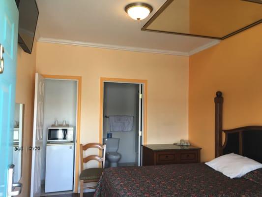 look @this mirror every where on top and in front, adult ch# are free as well!lol