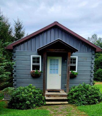 One bedroom cabin with full kitchen, backporch, BBQ, and rockers! Great place for 2 people.