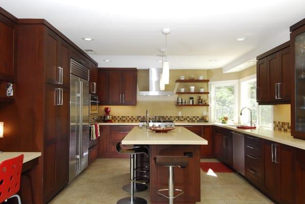 Transitional Shaker Style Kitchen in Select Cherry