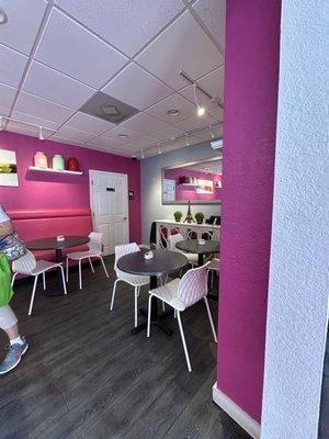 Le Macaron French Pastries