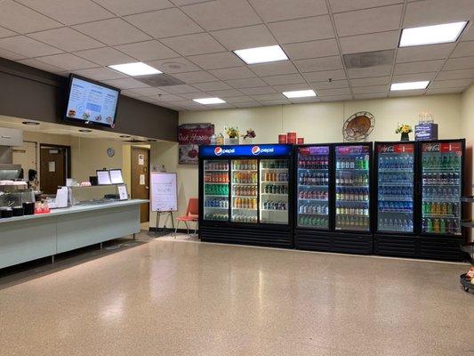 Very nice cafeteria in the San Fernando Courthouse. Fresh smoothies, fresh hot food, hot tea, coffee from Coffee Bean, and ample seating.