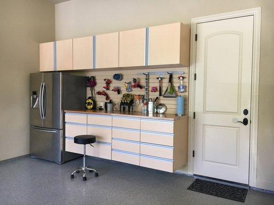 A floor coating with a lovely workbench, uppers and slatwall.