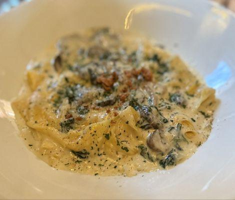 Homemade Pappardelle with spinach and mushrooms