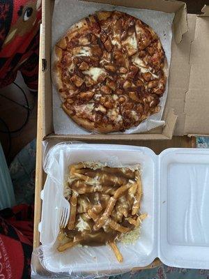 BBQ chicken pizza. Poonten fries