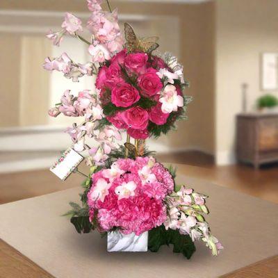 Topiario de rosas y otra variedad de flores de temporadas lleno de elegancia y buen gusto. Altura aprox. 30¨.