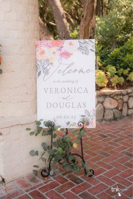 Welcome sign.
