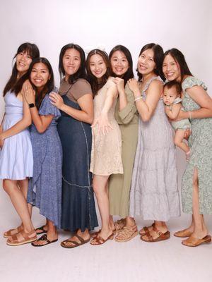 You can't even tell who's clicking the remote controller! So amazing