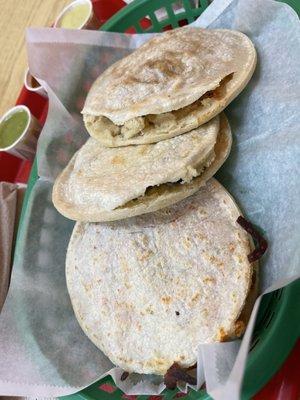 Gorditas nopales en chile rojo, Desebrada y Rajas con queso!