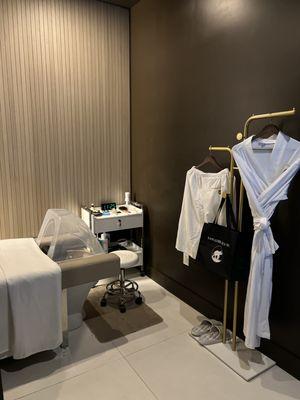 Japanese waterfall scalp therapy private room