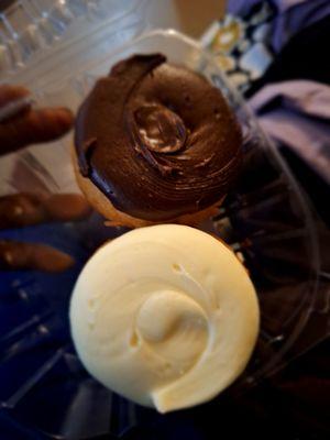 Lemon and lemon icing, with vanilla and chocolate frosting cupcakes