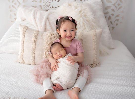 newborn session with sibling photos