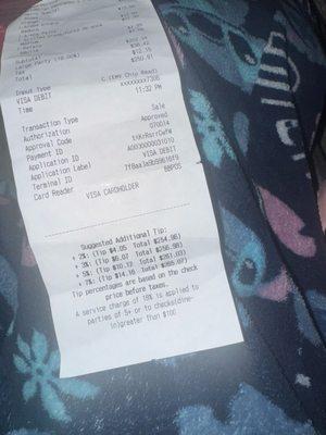 Demasiado costoso para el ambiente y la comida no lo remiendo terminas pagando más por el servicio que por la pésima comida que venden