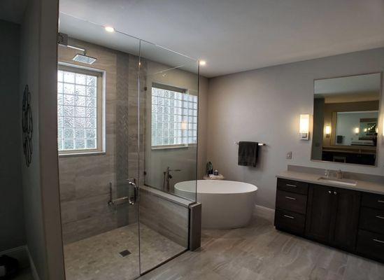 Sparkling clean bathroom! Professional deep cleaning for homes and apartments in Erie. Reliable & detailed service.