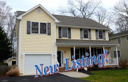 Welcome to 1615 Hilltop Road in Edgewater!