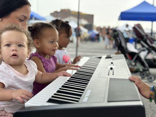 Kiddos enjoying the piano at the farmers market!