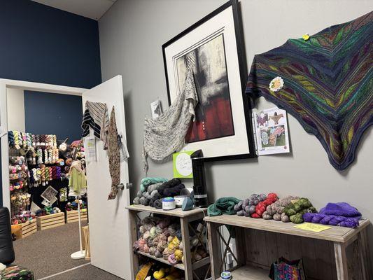 Doni, the owner, makes easy to follow patterns with gorgeous motifs.