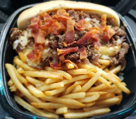 Bacon cheesesteak with frys