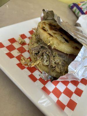 Arepa rellena con chorizo, chicharron, polo y queso