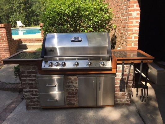 napoleon mirage 730 trimmed in mahogany. tech drawers and doors