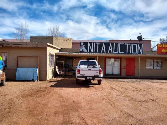 Nita's Auction & thrift store