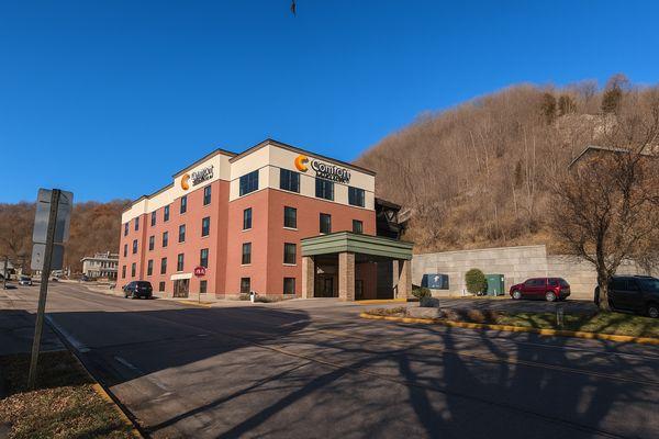 Cobblestone Inn & Suites - Marquette