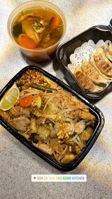 Gyoza (6) V Spicy Jungle Soup chicken Pad Thai
