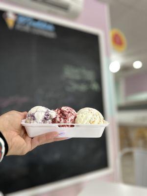 Sampler w banana pudding, blueberry cheesecake & red velvet