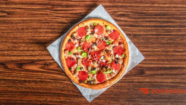 SUPREMO PIZZA
Made with our Zesty House tomato sauce, mozzarella, pepperoni, italian sausage, bacon, clack olices, bell peppers, red onio.