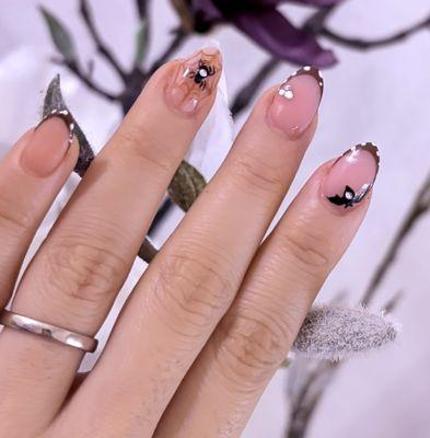 Bee's Nails