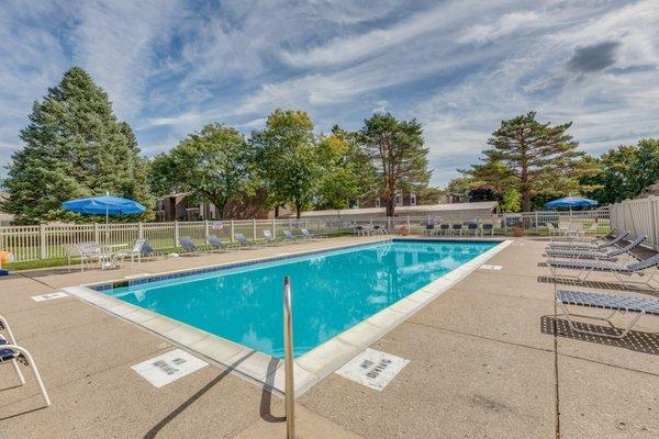 Apartments with a pool in Livonia, MI