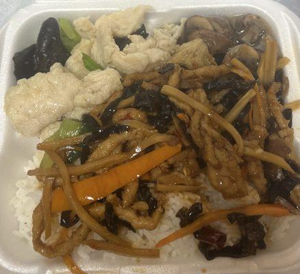 Combo box - stir fry pork, chicken with fungi/wood ear 'shrooms, statutes button mushrooms + steamed rice