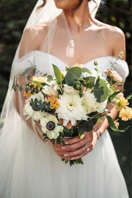 bouquet before! (photo creds to cassy smith photography and allium rose florals for the bouquet)